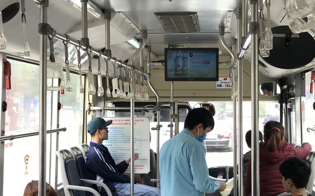 Quảng cáo màn hình LCD trên xe bus trong trung tâm thành phố Hà Nội